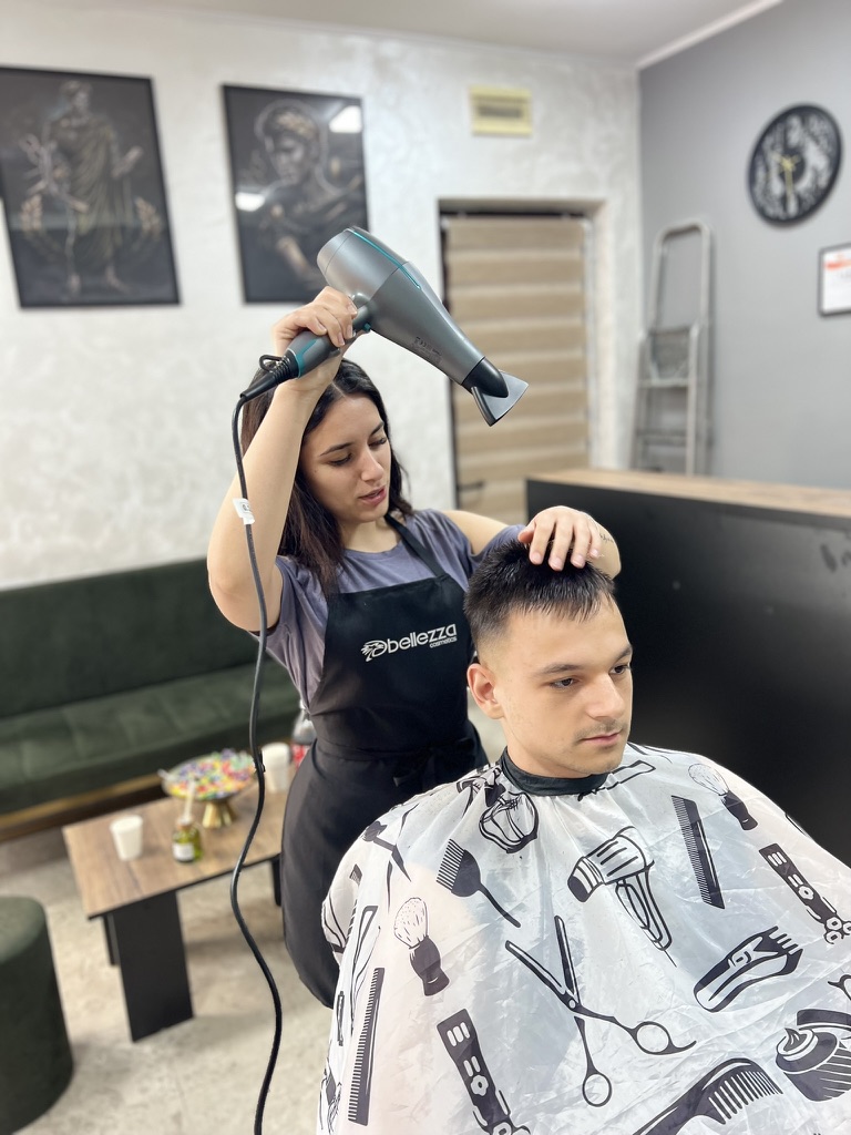 Andrea Dimitrijević obrađuje frizuru klijenta